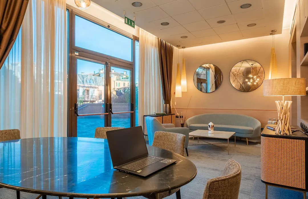 Aemilia Hotel Bologna-1