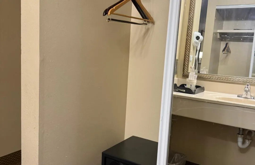 Days Inn By Wyndham St. Louis/Westport Mo-1