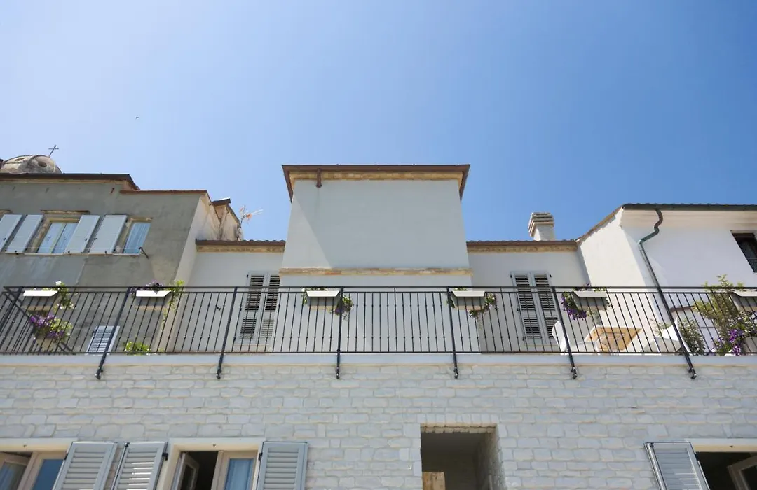 Diecidodici Boutiquerooms-1