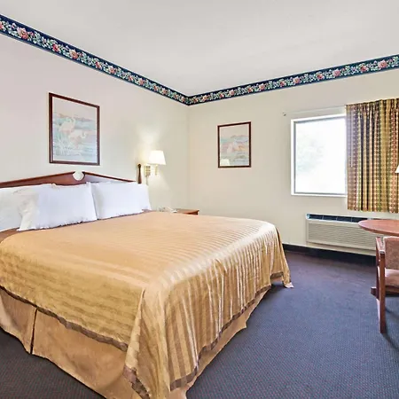 Travelodge By Wyndham St. Louis-3