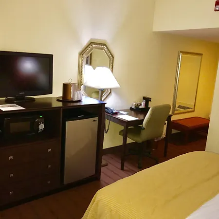 Clarion Hotel & Suites Hamden-New Haven-3