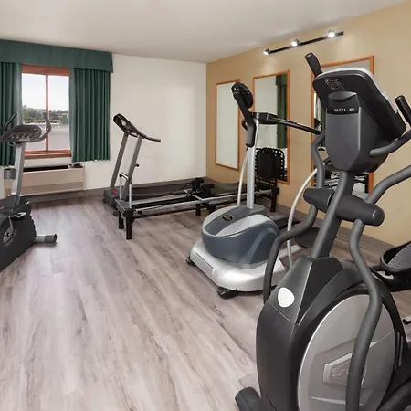 Baymont By Wyndham Green Bay-3