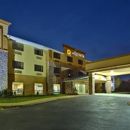 La Quinta Inn & Suites By Wyndham Fairborn Wright-Patterson-3