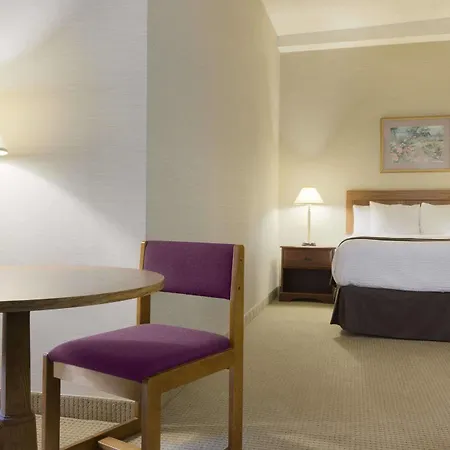 Days Inn By Wyndham Toronto East Beaches-3