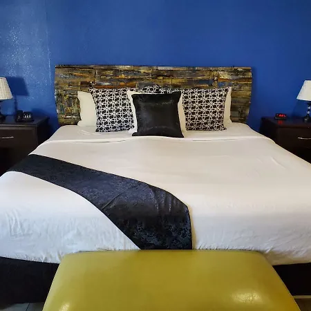 Pinecrest Inn & Suites-3