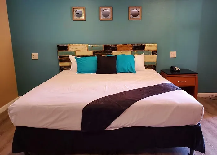 Pinecrest Inn & Suites