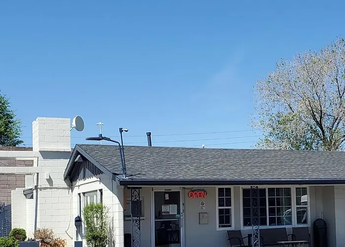 Pinecrest Inn & Suites