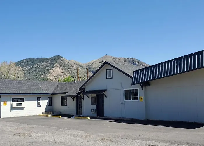 Pinecrest Inn & Suites